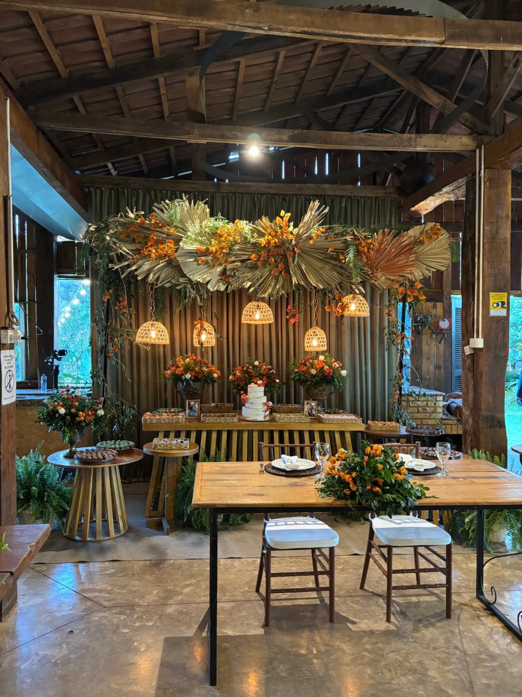 imagem de uma mesa de doces de casamento, representando texto da Vanessa Campos sobre família.