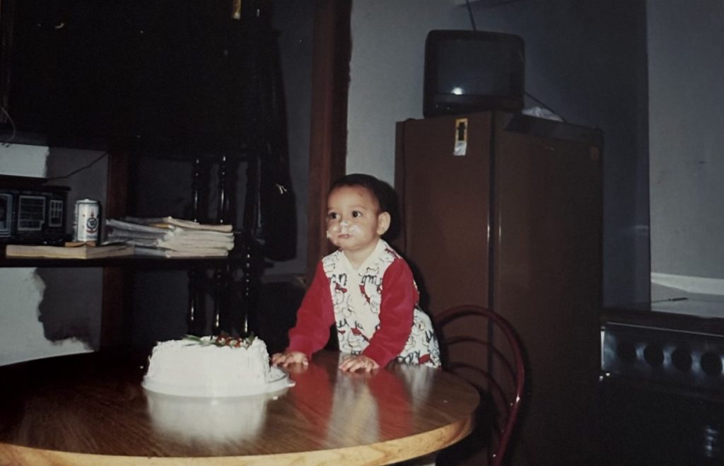 imagem do aniversário de Vanessa quando criança. A imagem representa o poema "Um dia me perguntaram o que é sucesso", escrito por Vanessa Campos.